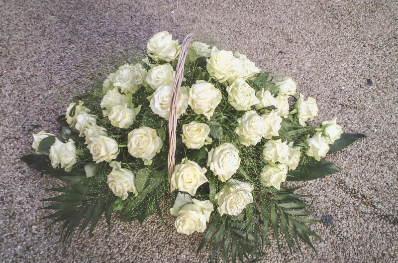 Corbeille de roses blanches